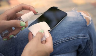 ردو بالكم. ها شحال تتبقى عدوى كورونا على سطح هاتفك الذكي