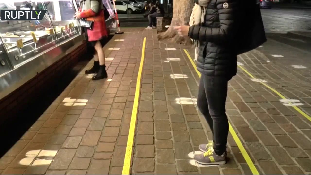 مسافة الآمان. العلماء يؤكدون أن مسافة 1,5 متر غير كافية للحماية من  كورونا