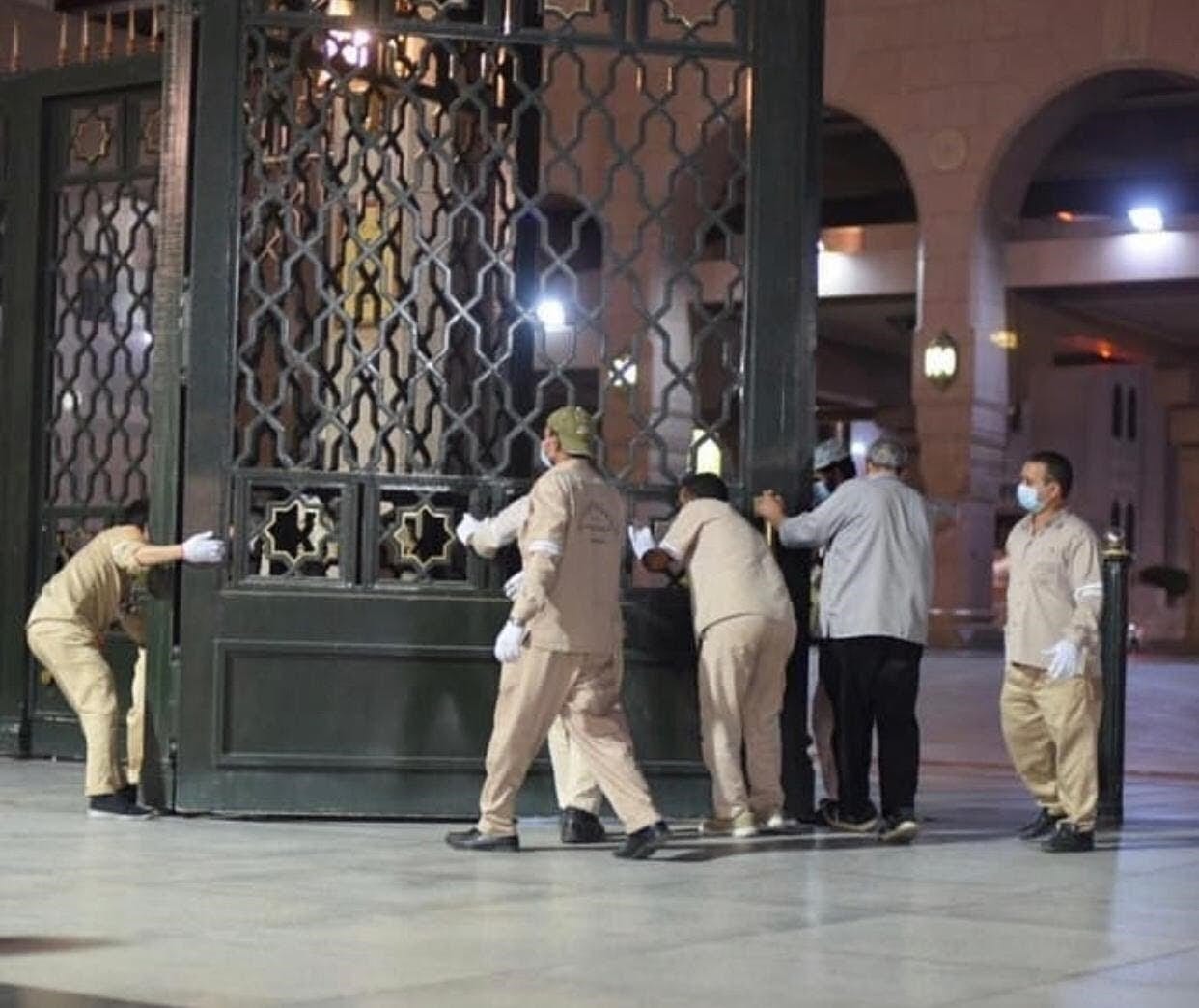 شاهد. المسجد النبوي يعيد فتح أبوابه للمصلين بعد إغلاق دام أكثر من شهرين