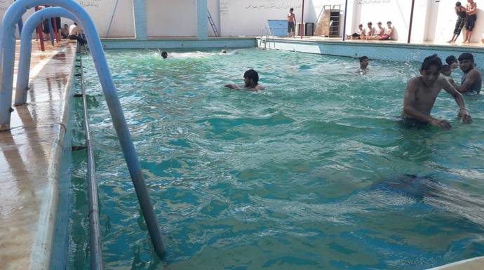 مع اقتراب الصيف وموسم السباحة. هل يمكن لفيروس كورونا ان أن ينتشر في الماء؟