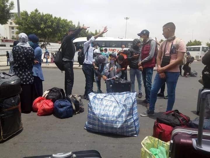بالفيديو.. شاهد لحظة وصول المغاربة العالقين بالجزائر إلى مطار وجدة