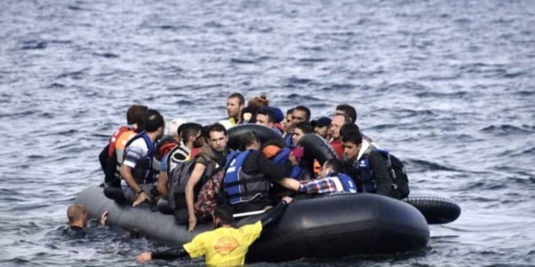 البحرية الملكية.  إيقاف 157 “حراكة” ضمنهم 30 امرأة وقاصرين