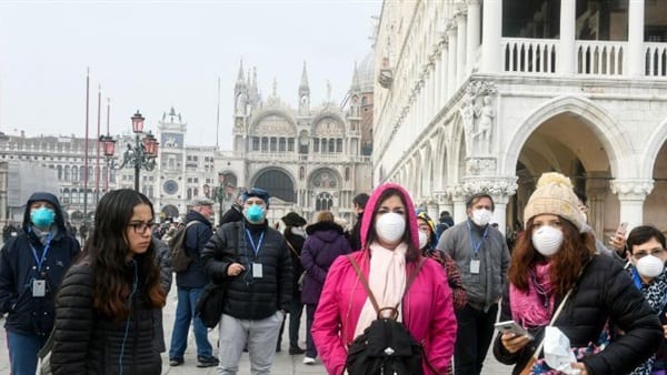 تحذير. ها كيفاش يتسبب “السعال” في اختراق قطرات اللعاب لأقنعة الوجه!