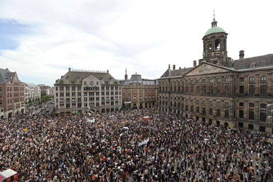 تجارب خاصة مع التمييز والعنصرية تخرج مغاربة الأراضي المنخفضة (هولندا) للإحتجاج