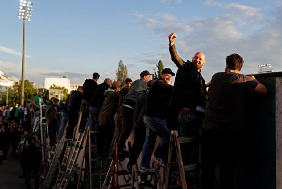 جماهير بلغاريا تتابع مباريات الدوري من أعلى أسوار الملعب