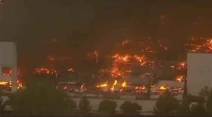 النيران تأتي على مصنع فانتازيا للخشب بمدينة آكادير