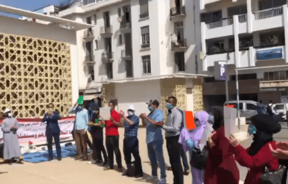 العدول الشباب يحتجون أمام وزارة العدل ويطالبون بالإدماج (فيديو)