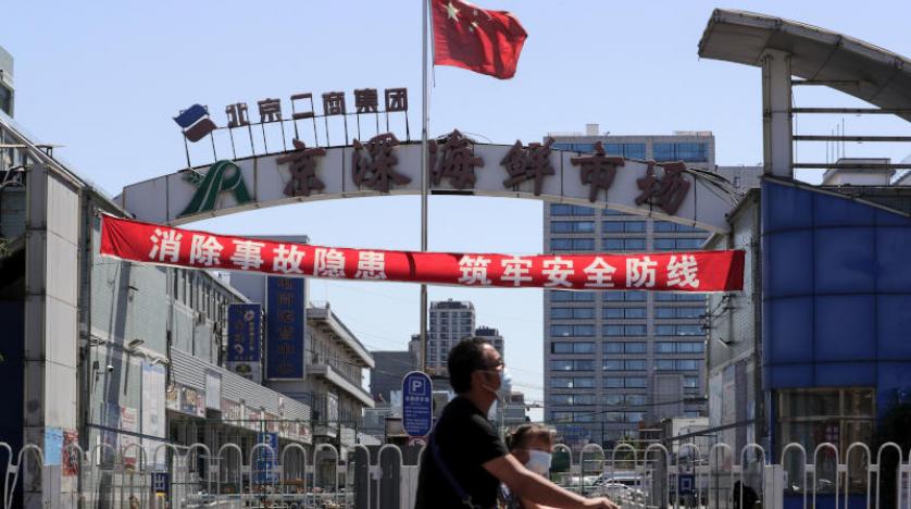 شاهد إغلاق المنطقة المحيطة بسوق في بكين بعد ظهور جديدة لفيروس كورونا