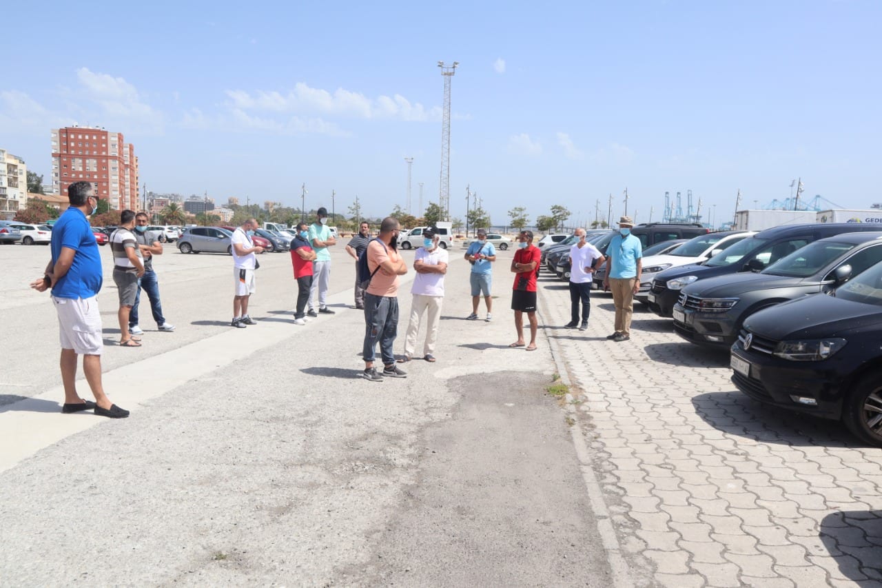 مغاربة عالقون بـ”الخزيرات” بسبب سياراتهم يطالبون بفتح الحدود البحرية