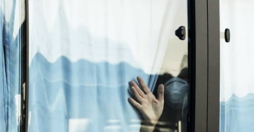 “إجهاد الحجر الصحي”. لماذا قد يتوقف البشر عن الحذر من فيروس كورونا؟