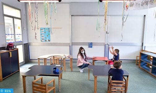 بريطانيا تعيد فتح المدارس مع تخفيف إجراءات الحجر الصحي