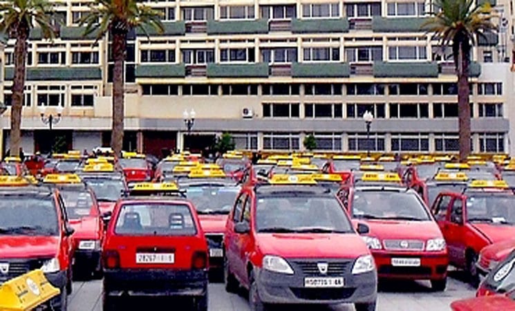 مهنيو سيارات الأجرة بوجدة يتّهمون الحكومة بإقصائهم من دعم متضرّري الجائحة