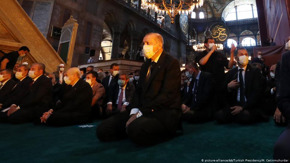 آلاف المصلين يؤدون أول صلاة جمعة في آيا صوفيا بإسطنبول