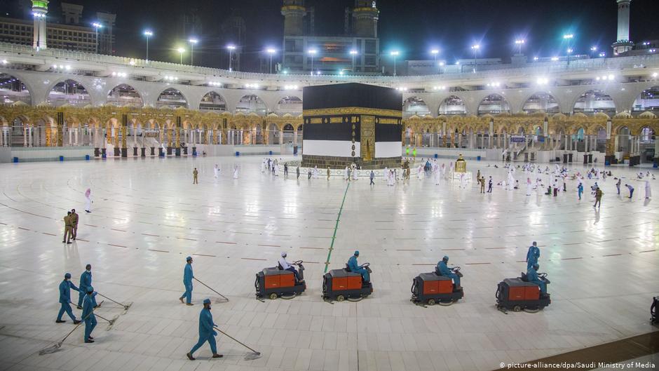 ضيوف الرحمن يؤدون طواف الإفاضة بالمسجد الحرام