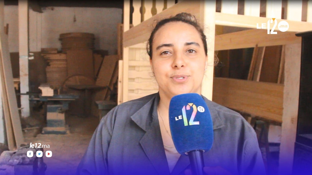 تعرّف على حياة.. أول فتاة سوسية تمتهن النجارة بالجنوب المغربي (فيديو)