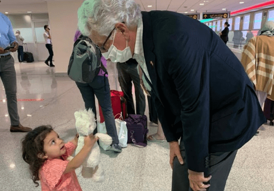 السفير الأمريكي يستقبل 220 مغربيا عالقا عائدا من أمريكا