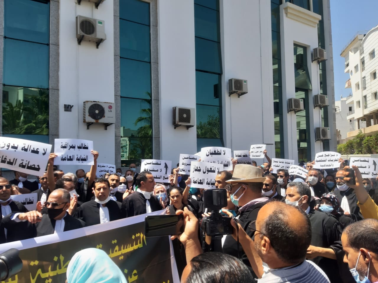 بالصور. المحامون يرفعون سقف المطالب في وقفة التضامن مع النقيب زيان