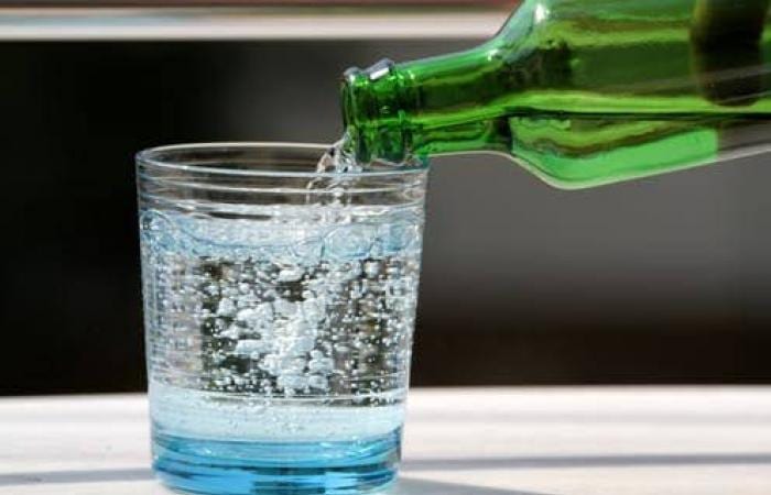 هل صحيح. شرب المياه الغازية يضر بالصحة