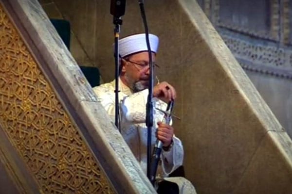 لمن وجهت الرسالة….خطيب الجمعة بآيا صوفيا يحمل سيفا