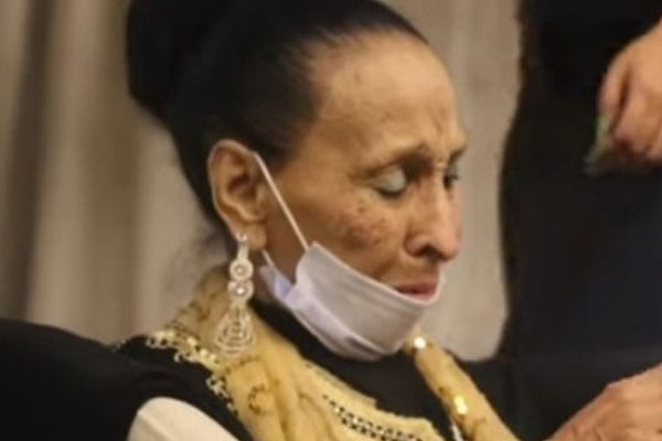 بالدموع.. الحاجة الحمداوية تعلن إعتزالها الغناء وتسلم إرثها لابنة سعيد عويطة (فيديو)