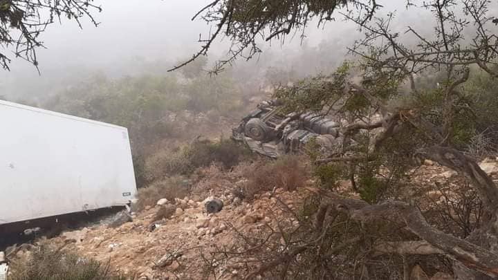 بالصور. انقلاب شاحنة من الحجم الكبير في “منعرج طابوكا” ضواحي أكادير