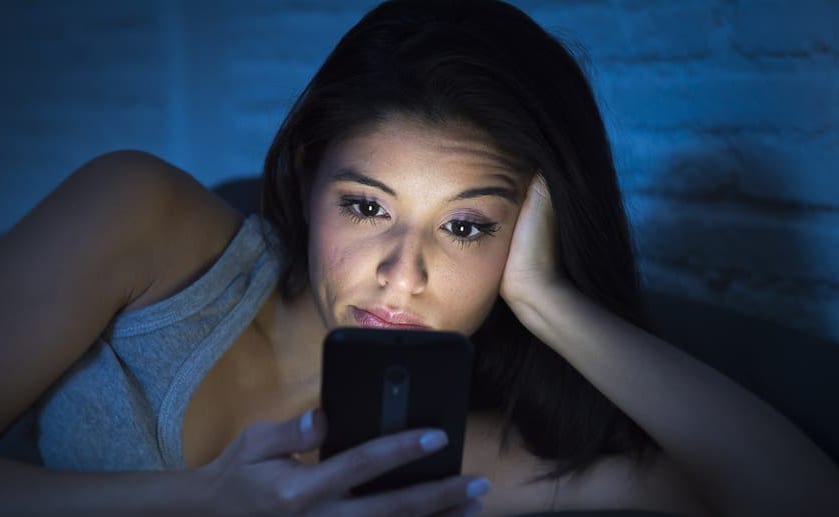 استخدام الهاتف في السرير ليلا “يزيد من خطر الإصابة بسرطان الأمعاء”
