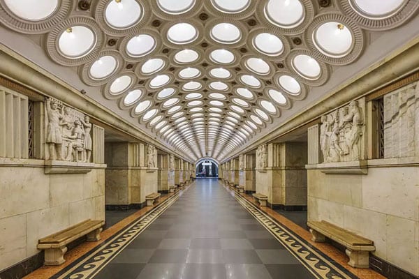 بالفيديو: رجل ينجو بأعجوبة من تحت قطار مسرع في مترو أنفاق موسكو