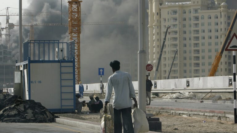 شاهد بالفيديو.. حريق كبير في أحد أسواق عجمان بالإمارات