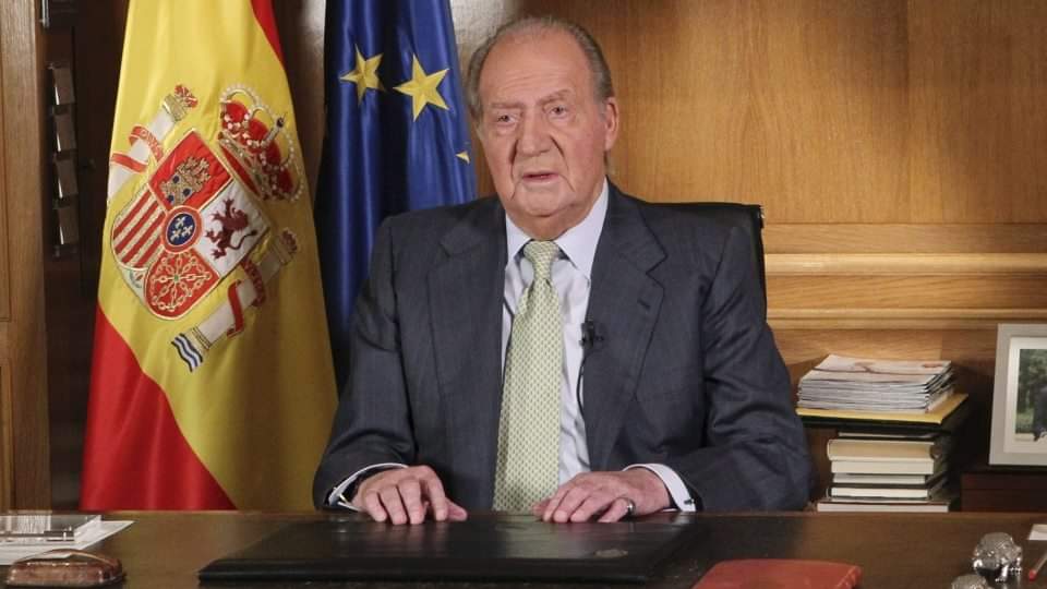 ملك إسبانيا السابق خوان كارلوس يغادر البلاد وسط تحقيق