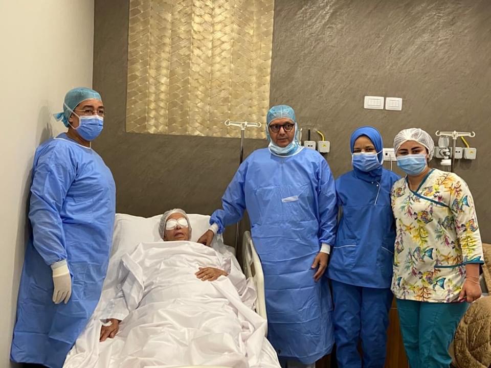 رسالة مؤثرة من الدكتور محمد شهبي بعد إجرائه عملية جراحية لوالدته في الدار البيضاء