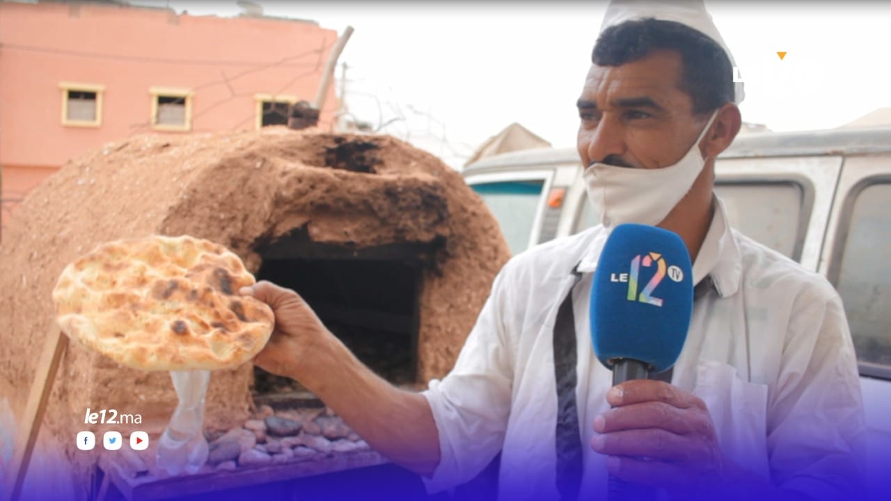 أبو حمزة.. صاحب فرن طيني متنقّل وقصته مع الدوزي ومنار وخبز “تافرنوت”