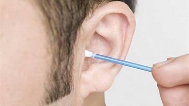 طبيب يوضح سبب خطورة تنظيف الأذن