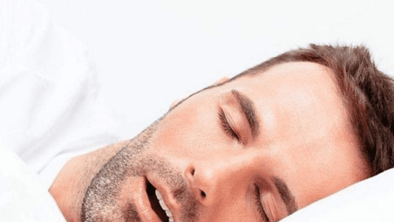 ماذا يحدث عندما تتنفس ليلاً من فمك بدلاً من أنفك؟