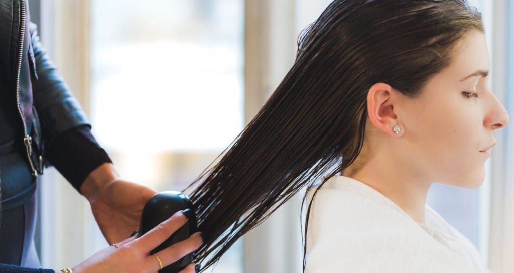 سيدتي.  ها علاش لا يجب النوم بشعر مبلل