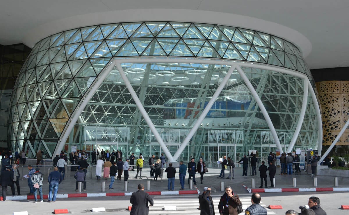 خطير.. شابة تحاول إحراق نفسها داخل مطار مرّاكش وتستنفر الأمن