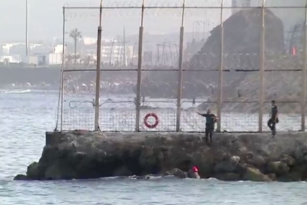 بعد طول الإنتظار.. مغربية عالقة في سبتة المحتلة تعبر الحدود سباحة (فيديو)