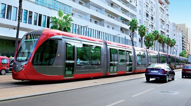 طرامواي كازا يتعرّض للرشق بالحجارة وإصابة أحد المسافرين والأمن يوقف مشتبهاً فيه