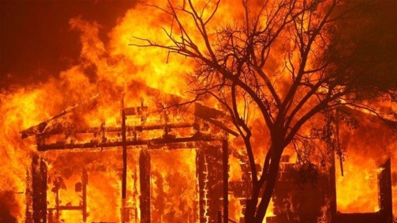 كاليفورنيا. إجلاء عشرات المحاصرين بحرائق بواسطة مروحيات