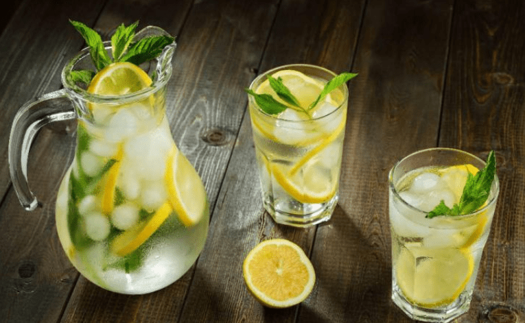 ردوا بالكم. حالات “خطيرة” يسببها شرب الكثير من ماء الليمون