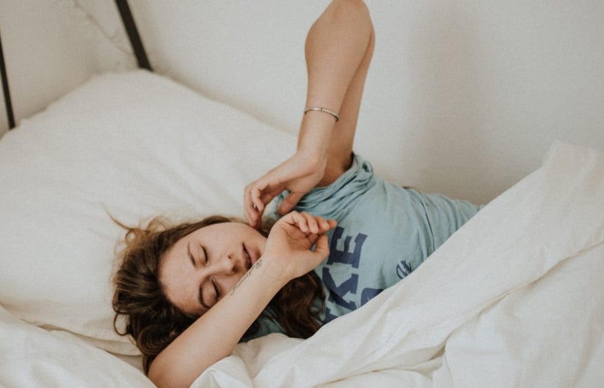 وضعية نوم يجب تجنبها لخفض خطر الإصابة بمرض ألزهايمر