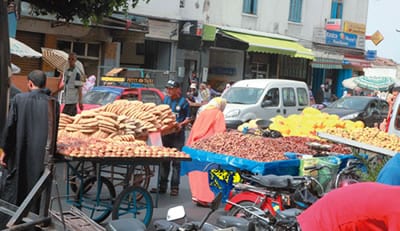 فوضى الباعة الجائلين تواصل إزعاج ساكنة حي بمراكش ومطالب بعودة حملات السلطات