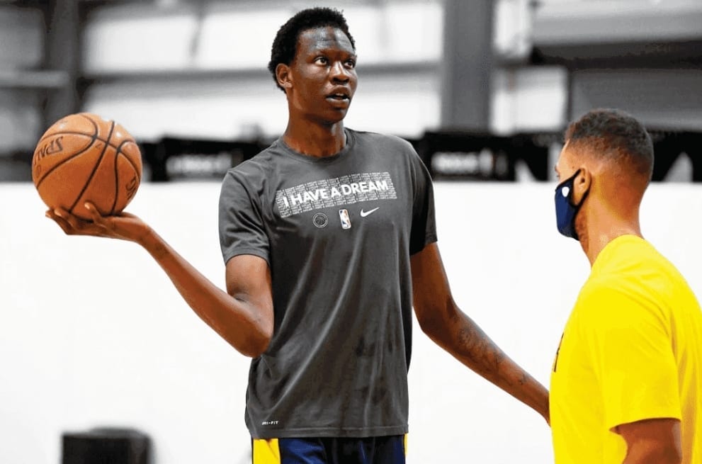 الباسكيط. سوداني يرِث والده في ملاعب السلة الأمريكية