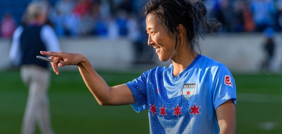 لاعبة كرة قدم يابانية تنضم إلى فريق للرجال