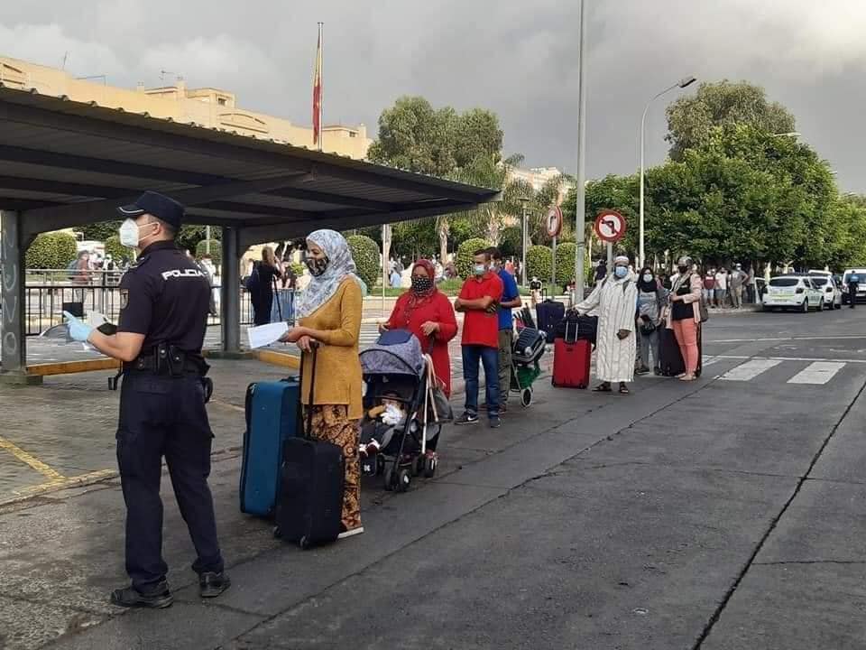 بتنسيق مع السلطات الإسبانية.. المغرب يفتح “باب مليلية” للعالقين بالمدينة المحتلة (صور)