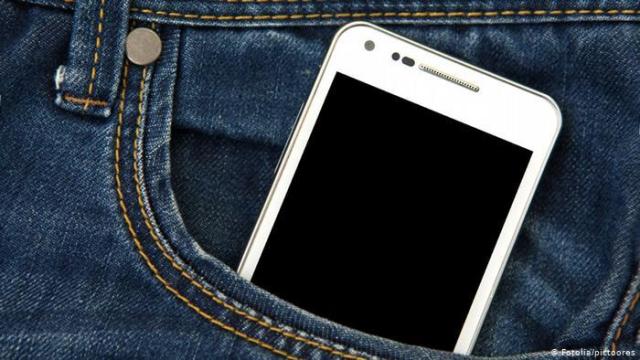 ها علاش. لا يجب حمل الهاتف الذكي في الجيب