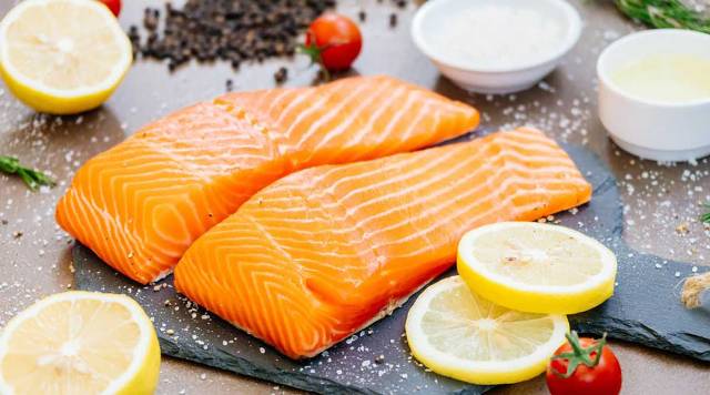 دراسة. بقاء فيروس كورونا حيًا في سمك السلمون المبرد لمدةأسبوع