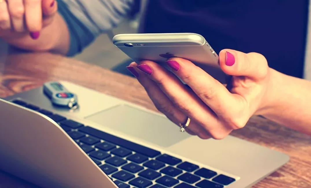 دراسة تحذر من مخاطر أشعة الحاسوب والهاتف على حياة الانسان