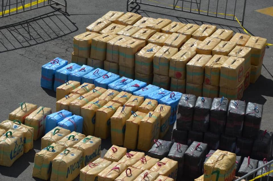 صفائح ترقيم مزورة و”منجل” وحوالي طن من “الحشيش” تقود إلى إعتقال أربعيني بأكادير