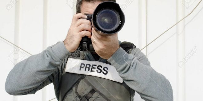 المصورون الصحفيون.. عدسات هزمت الخوف واقتنصت الألم والأمل في زمن الجائحة