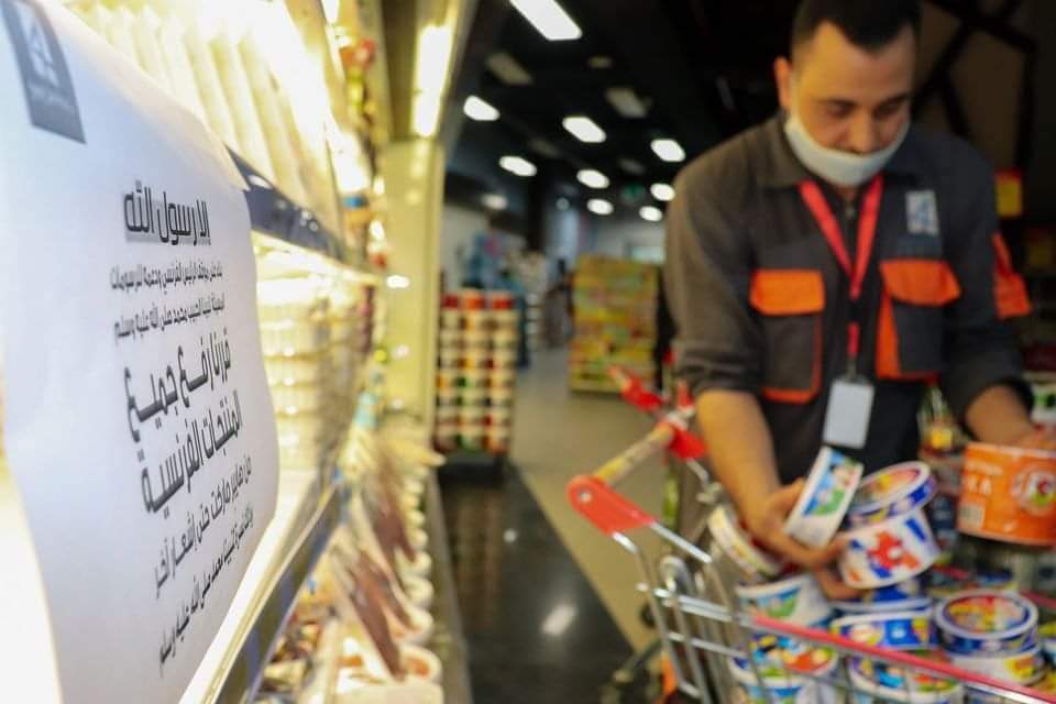 الخارجية الفرنسية تدعو إلى “وقف” دعوات مقاطعة بضائعها وماكرون يغرد بالعربية